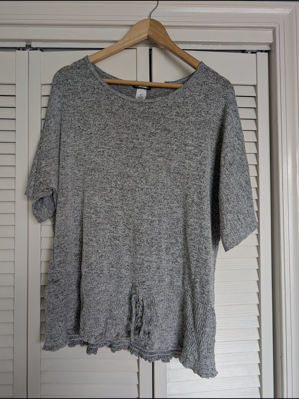 Women’s Heather Gray Short Sleeve Knit Top with Textured Hem